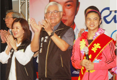 舉重奪金許淑淨榮歸雲林遊街慶功(圖)