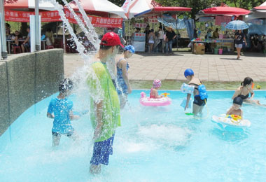 藝人侯怡君返鄉參加玩水節(圖)