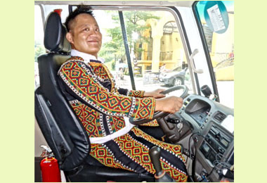 原民風妝點接駁公車 職訓學員好拉風(圖)