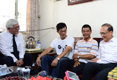 林全前往許淑淨家恭賀 讚台灣的寶貝(圖)