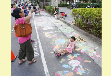 停車格藝想世界彩繪超吸睛(圖)