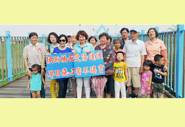 專用景觀橋面破損不堪議員帶民眾抗議(圖)