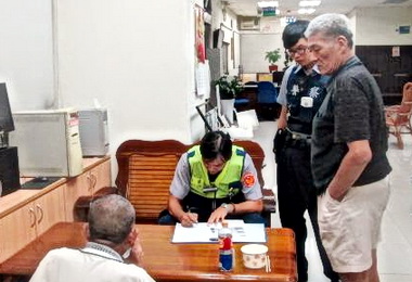 男子走失兩天兩夜遇警助其返家(圖)