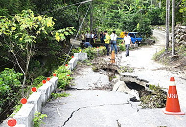 縣長：搶修中寮食泉坑道路崩塌(圖)