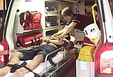 壯男鬧自殺 員警救人忙翻天(圖)