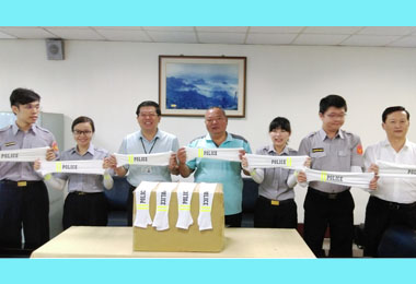 張滄沂自掏腰包送防曬袖套警：揪感心(圖)