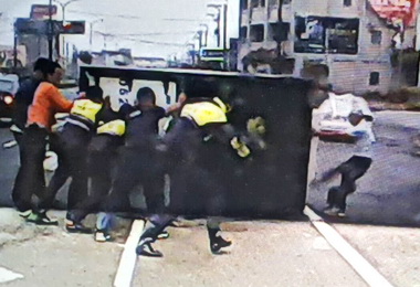 警民合作排除貨櫃路障(圖)