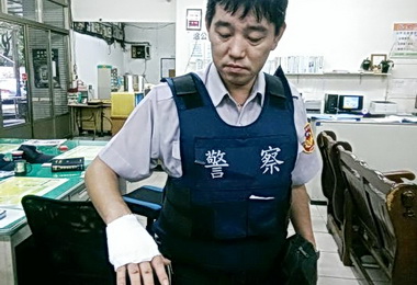 深夜火燒車勇警破窗救駕駛(圖)