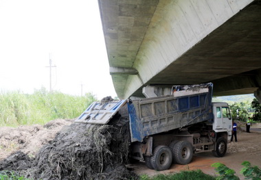 河川地遭傾倒廢土警方尾隨逮人(圖)
