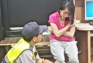 女子臥軌欲輕生警方驚險救回(圖)