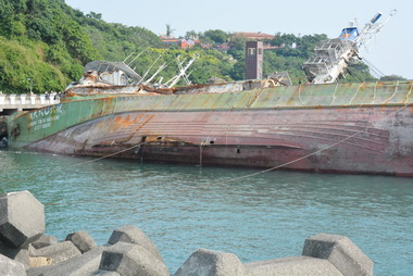 港務公司督促擱淺漁船加綁鋼索繫固(圖)