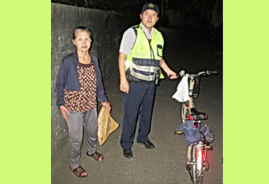 老嫗騎車扭傷腳警助返家(圖)