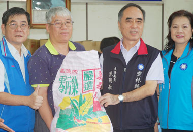 中秋節將至國民黨部關懷低收入黨員(圖)