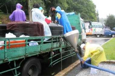 電力公司日月潭水庫放養魚苗(圖)