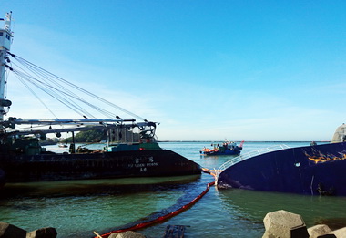 4艘漁船擱淺港務公司助清除油(圖)