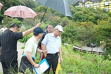 視察仁愛山區 縣長訪小學看建設(圖)