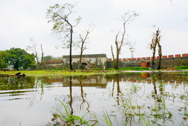 梅姬颱風肆虐進城藝遊延至10日(圖)
