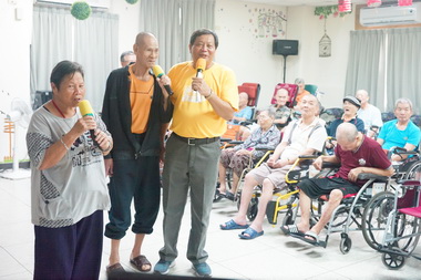 探視澎湖老人之家許國華合唱同樂(圖)