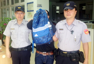 通緝犯夜洗溫泉遇路檢被逮(圖)