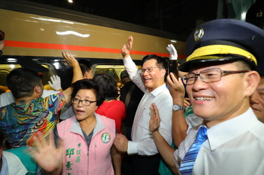 林佳龍搖鈴揮手歡送舊車站最後一班北上列車(圖)