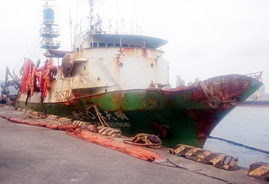 擱淺漁船安穩進港繫靠旗津港勤碼頭(圖)