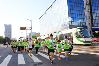 全球首場酷MA萌高雄林森四路活力起跑(圖)