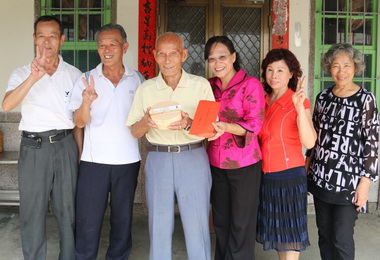 重陽將至 斗六公所訪人瑞贈禮金(圖)