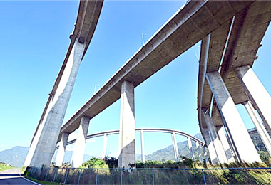 看中橋聳雲天 林明溱編觀光夢(圖)