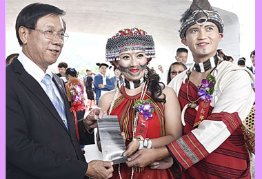 父母水上辦婚禮 30年後女兒接棒(圖)