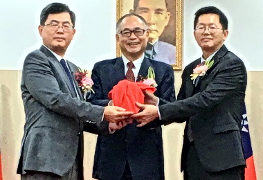 港務公司新卸任總經理交接(圖)