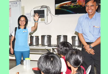 視察學校 教長：要讓孩子熱愛學習(圖)