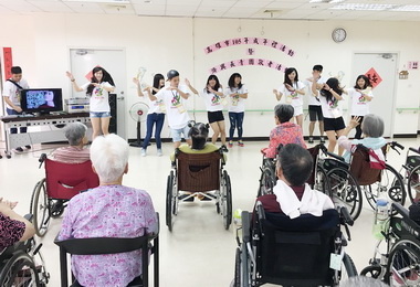 高雄成年禮擁抱長輩讓愛微笑(圖)