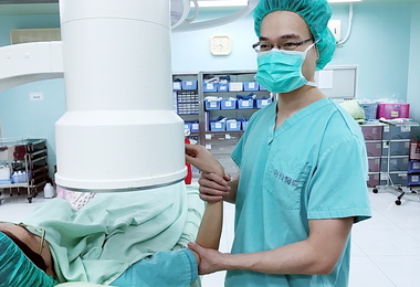 跌倒致肩胛頭脫臼 西醫助復位(圖)