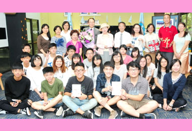 旅日作家贈書以母校靜宜為起點(圖)