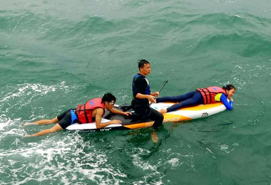 民眾受困海中高雄港警總隊勇救脫困(圖)