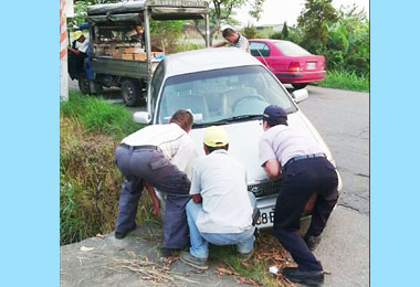 小客車跌水溝警民齊心助脫困(圖)
