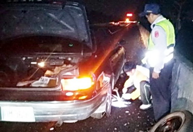行駛快速道路爆胎員警火速前往協助(圖)