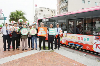 搭聖誕公車 徜徉哈瑪星聖誕市集(圖)