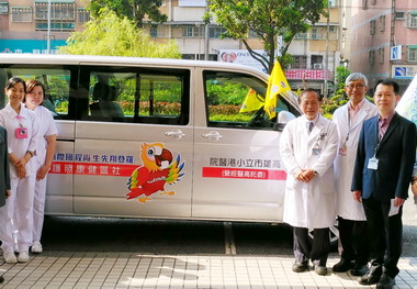 感念醫護照顧家屬代亡者捐照護車(圖)