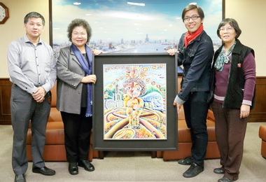祝賀就職十週年自閉症畫家獻畫給陳菊(圖)