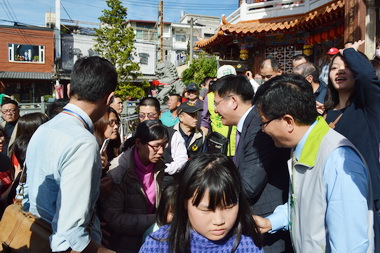 林佳龍海線發紅包人潮擠爆廣場(圖)