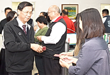 林明溱發放員工小紅包(圖)