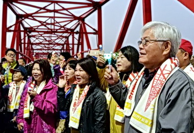 旭出虹橋喜迎燈會 千人擠爆西螺大橋(圖)