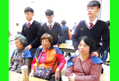 黃添榮捐送餐款 草屯老人受益(圖)