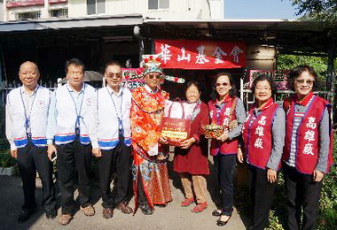 中油挺華山年節送暖關懷弱勢(圖)