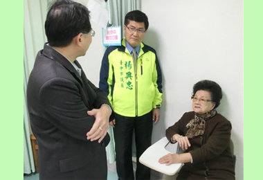 議員母坐公車遭夾斷手議員：應設防夾感應(圖)