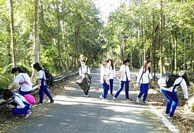 水商師生攀集集大山 沿路淨山(圖)