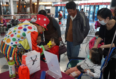 遇良醫不用截肢街頭藝人感恩做公益(圖)