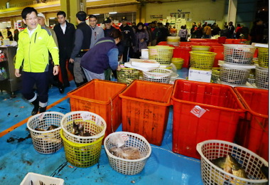 春節前林佳龍視察魚市果市(圖)