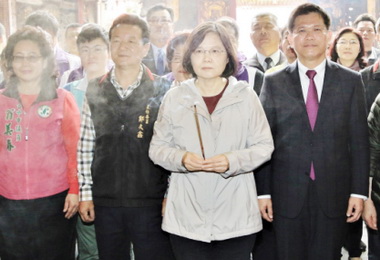 蔡英文至豐原慈濟宮參拜祈福發紅包(圖)